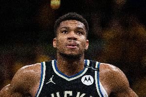 迈尔斯-特纳:字母哥太不可思议了 很高兴现在和他是同一个队的